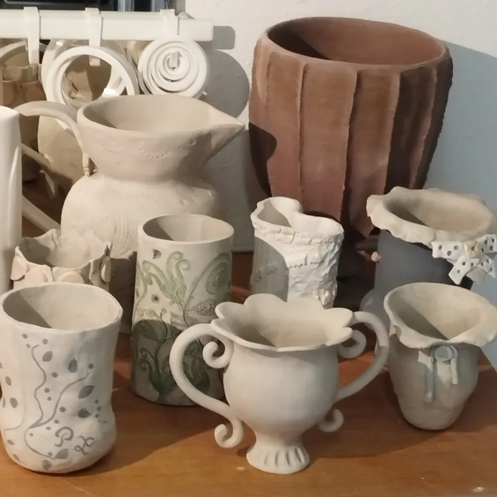 Vases en attente d'émaillage